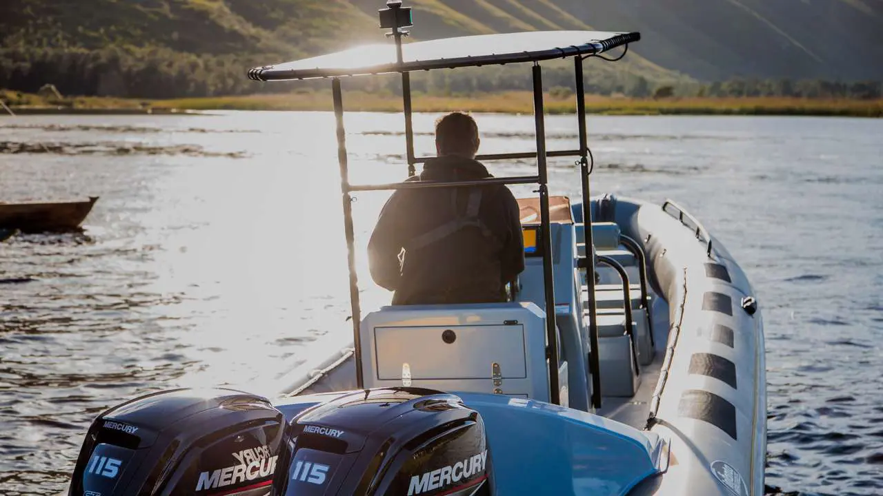 Helm of an inflatable boat with canopy seen from behind