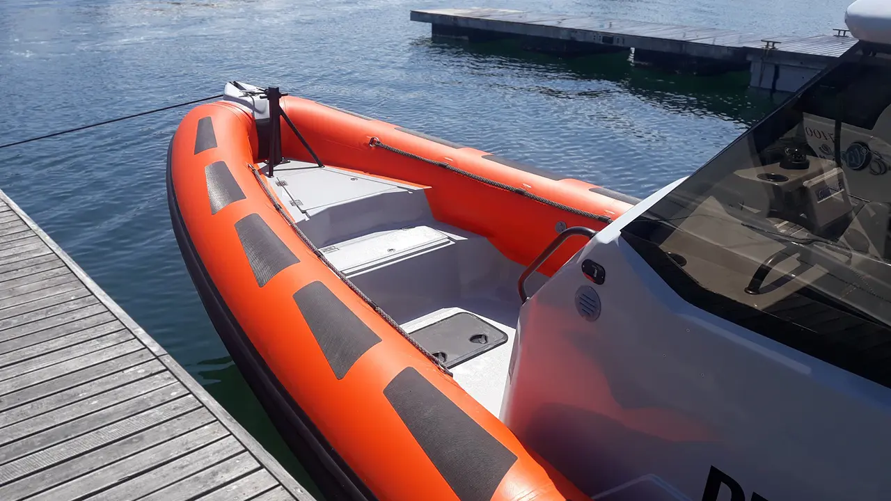 Bow with seat of a moored inflatable