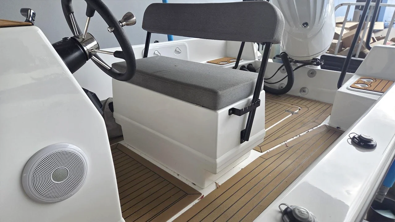 Lean-to reversible Captain's seat