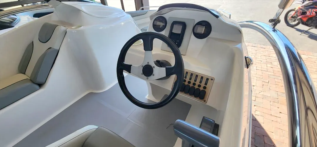 Helm steering wheel of a boat