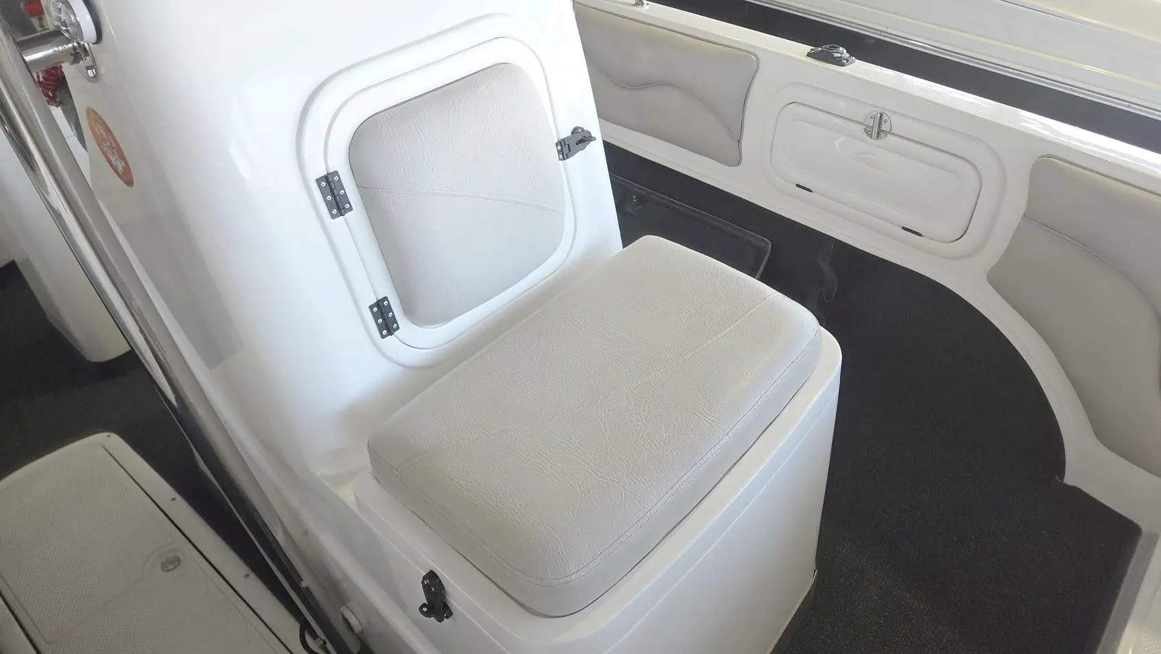 Front-facing helm seat