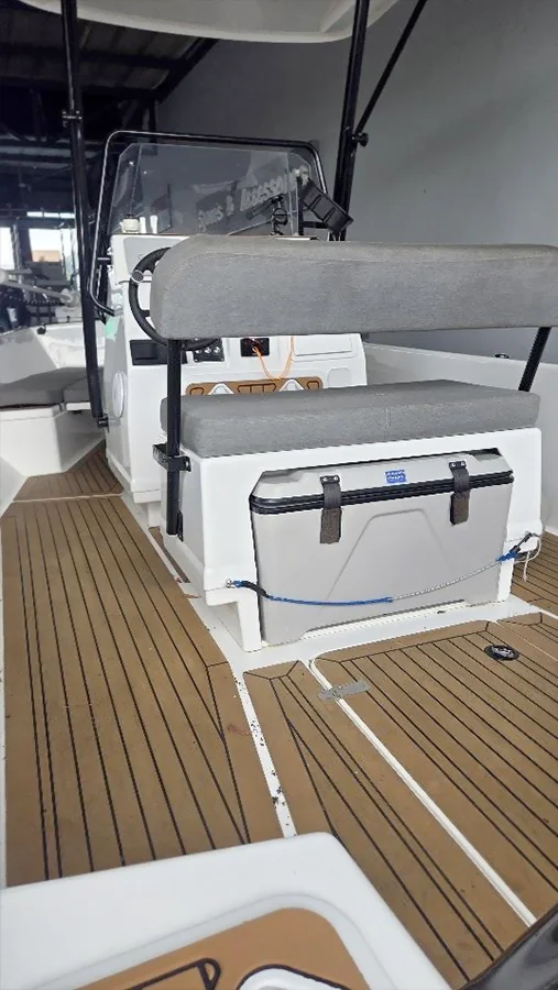 Built-in cooler box inside helm seat